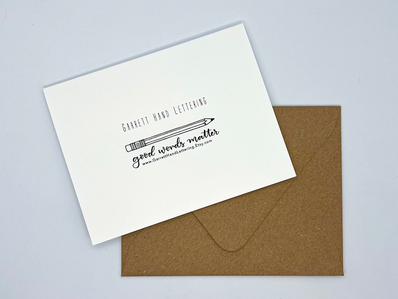K&ouml;nnte beinhalten: Eine wei&szlig;e Karte mit schwarzem Text, der "Garrett Hand Lettering" und "good words matter" lautet, mit einer Bleistift-Illustration. Der Text enth&auml;lt auch die Website "www.GarrettHandLettering.Etsy.com".