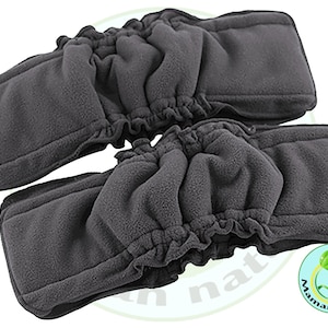 Peut inclure: Deux inserts de couches lavables en polaire gris. Les inserts sont conçus pour être utilisés avec une couverture de couche lavable.