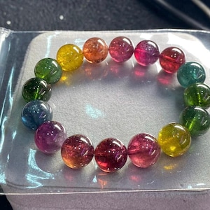 Puede incluir: Un letrero de madera rústico con el texto "Welcome to our home" en letras blancas. El letrero presenta un acabado envejecido y un diseño sencillo y acogedor, ideal para la decoración de la puerta principal.