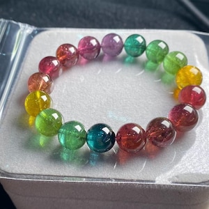 Puede incluir: Juego de tres tazas de cerámica con acabado mate moteado. Las tazas son de color crema, gris claro y gris oscuro. Cada taza tiene un diseño minimalista.