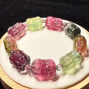 Pulsera de cuentas talladas de turmalina multicolor genuina de 13 mm hecha a mano
