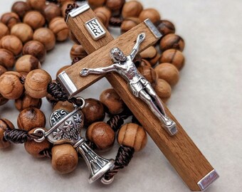 Chapelet de première communion en bois avec perles en bois d'olivier de 7 mm, beau crucifix en bois et métal et pochette pour chapelet - fait main par Barbara McLaughlin