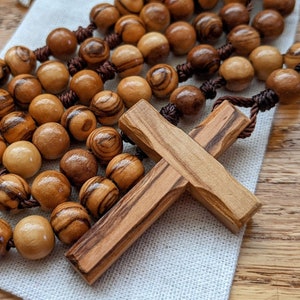 Chapelet catholique fait main avec perles en bois d'olivier de 8 mm, croix en bois, cordon en nylon, cadeaux catholiques pour hommes et femmes, Barbara McLaughlin Brown