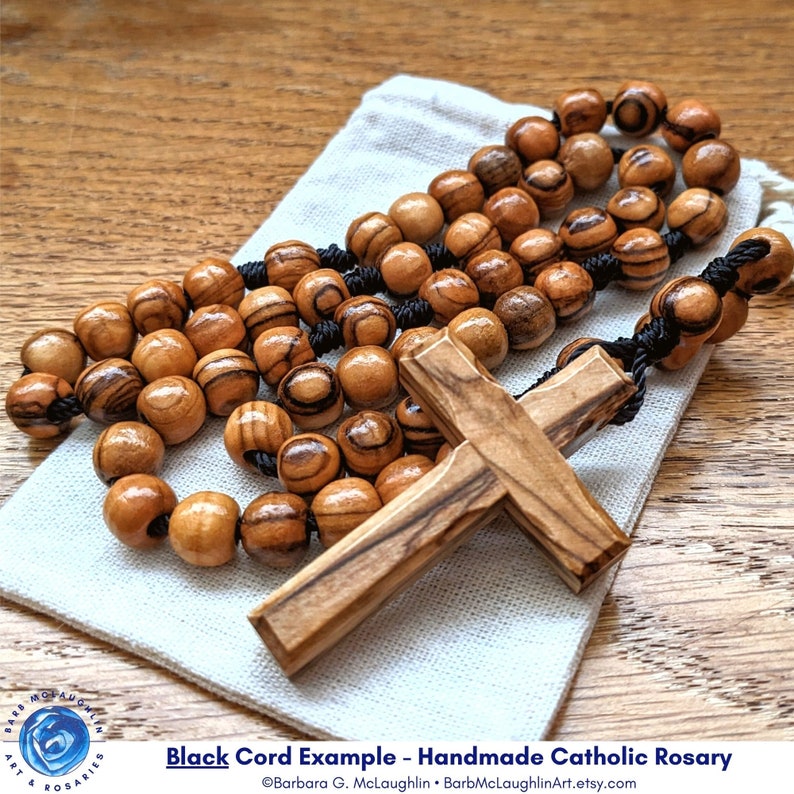 Chapelet catholique fait main avec perles en bois d'olivier de 8 mm, croix en bois, cordon en nylon, cadeaux catholiques pour hommes et femmes, Barbara McLaughlin Black