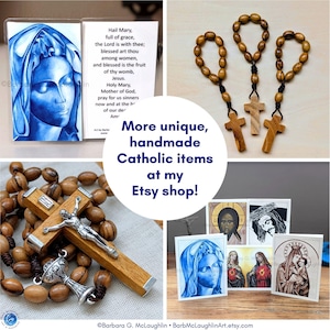 Puede incluir: Un collage de art&iacute;culos cat&oacute;licos, que incluyen rosarios, cruces e impresiones art&iacute;sticas. El arte presenta im&aacute;genes de Jes&uacute;s, Mar&iacute;a y otras figuras religiosas. El texto de la imagen dice: "&iexcl;M&aacute;s art&iacute;culos cat&oacute;licos &uacute;nicos y hechos a mano en mi tienda Etsy!"