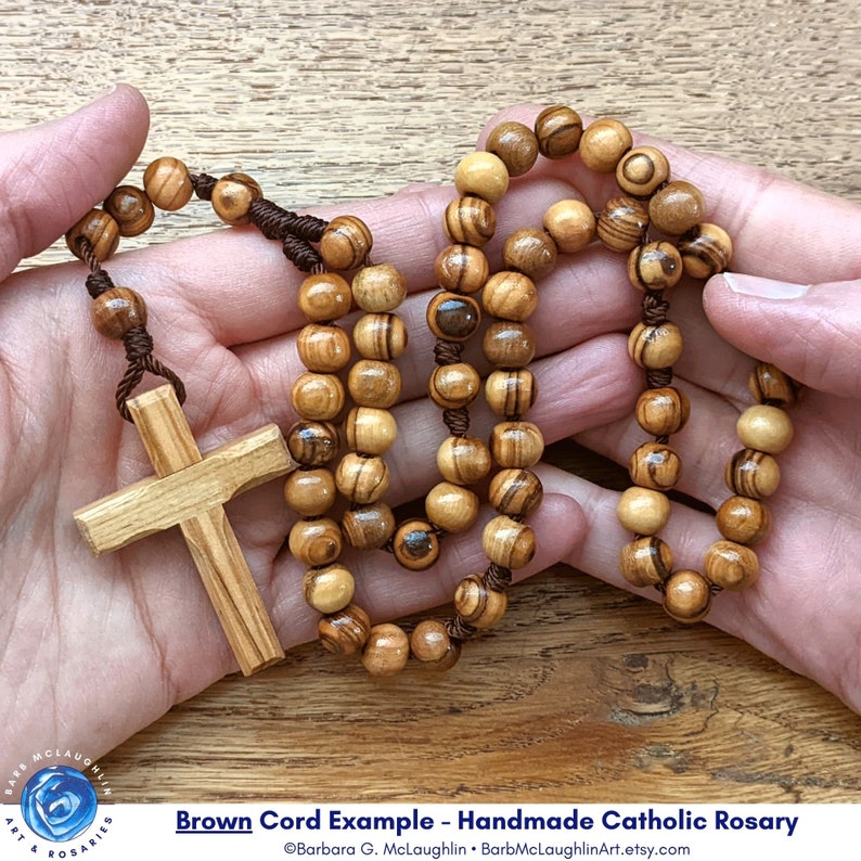 Chapelet catholique fait main avec perles en bois d'olivier de 8 mm, croix en bois, cordon en nylon, cadeaux catholiques pour hommes et femmes, Barbara McLaughlin image 7