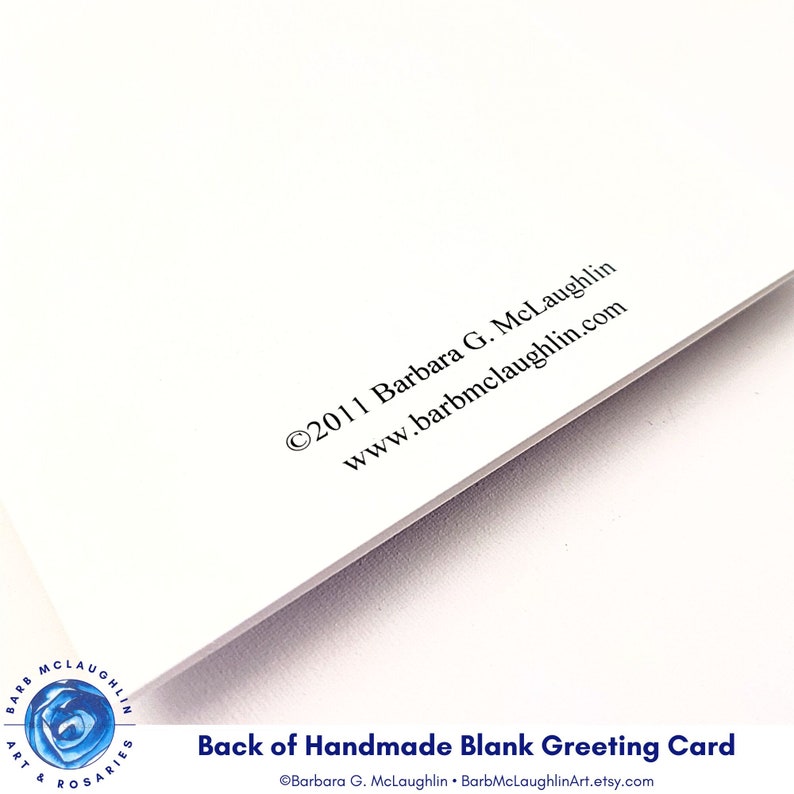 Puede incluir: Una tarjeta de felicitaci&oacute;n en blanco hecha a mano de color blanco. La parte posterior de la tarjeta muestra el texto "&copy;2011 Barbara G. McLaughlin www.barbmclaughlin.com". La parte inferior de la tarjeta tiene el texto "Back of Handmade Blank Greeting Card".