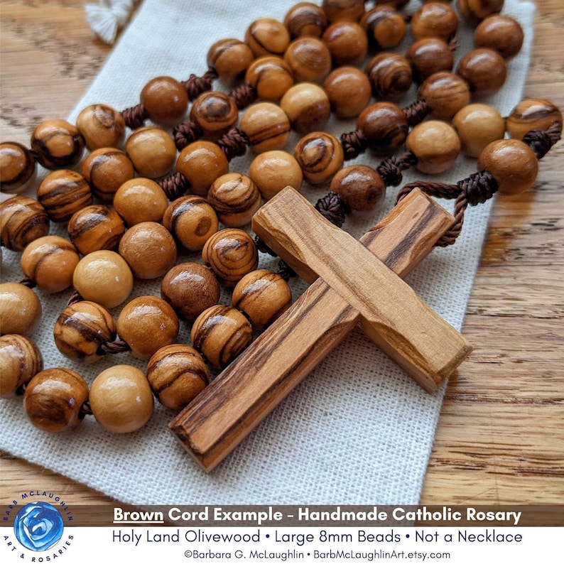 Chapelet catholique fait main avec perles en bois d'olivier de 8 mm, croix en bois, cordon en nylon, cadeaux catholiques pour hommes et femmes, Barbara McLaughlin Brown