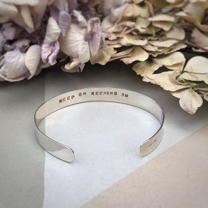 Personalisiertes Silber Manschette Armband mit recyceltem Silber / Personalisiertes Sterling Silber / Hand gestempelt