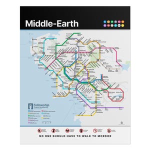 Puede incluir: Un mapa de la Tierra Media diseñado como un sistema de transporte, con líneas coloridas que representan rutas entre ubicaciones. El texto "Middle-Earth" está en la parte superior, y "Fellowship Transit Authority" en la parte inferior izquierda. La frase "NO ONE SHOULD HAVE TO WALK TO MORDOR" está en la parte inferior.