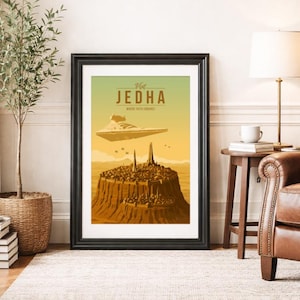 Könnte beinhalten: Gerahmter Kunstdruck mit einem Retro-Reiseplakat-Design. Es zeigt ein Raumschiff über einer Stadt auf einer Mesa, mit dem Text "Visit Jedha" und "Where Faith Endures". Die Farbgebung umfasst Braun-, Gelb- und Grüntöne.