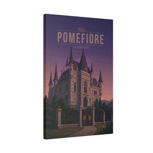 Puede incluir: Una impresión en lienzo con una ilustración de un castillo con el texto "Visit Pomefiore, The Fairest of All". La obra de arte representa un gran castillo con múltiples agujas, sobre un fondo de puesta de sol púrpura y naranja.