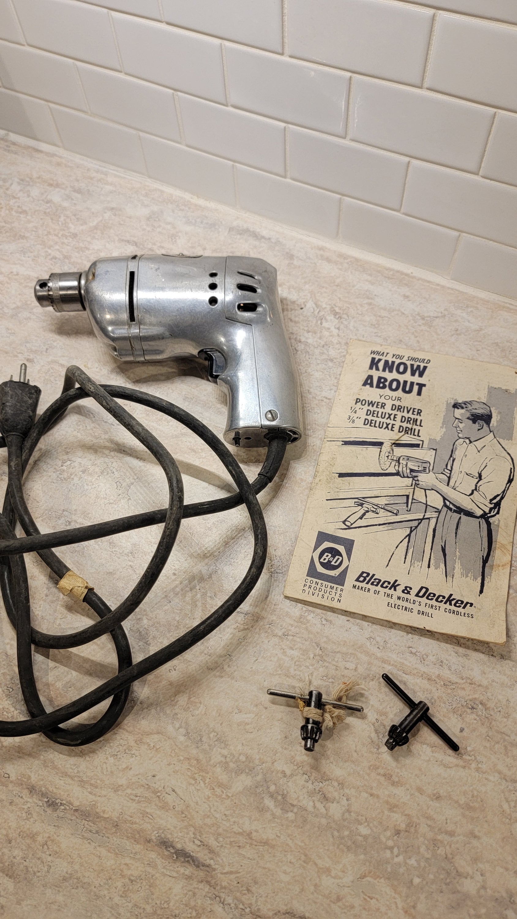 Vintage Black & Decker U-113 1/4 Electric Drill Kit with case. (TRKNG 16)