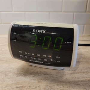Vintage Sony Dream Machine digital alarm clock AM/FM radio 80s mod white green lighted LED display snooze