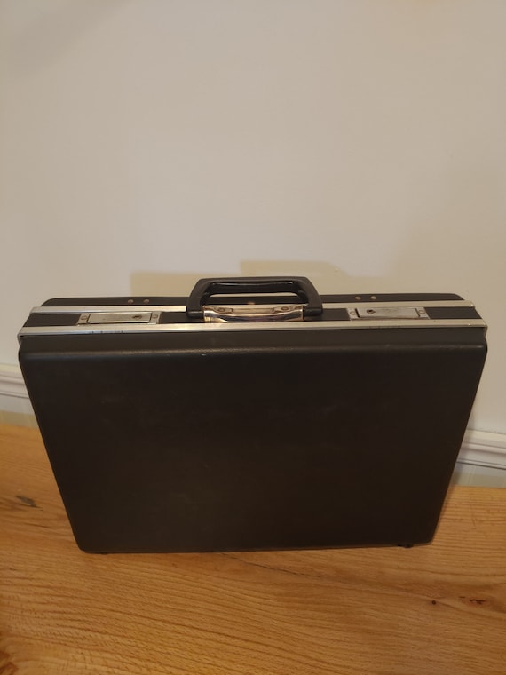 Vintage Black Hard Sided 1970s Briefcase with snaz