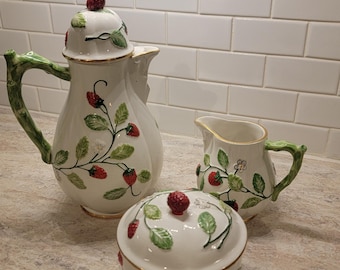 Vintage Majolica Strawberry Pitcher Sugar Bowl and Creamer, Raised Ceramic Strawberry Design, Made in Italy, Italian Majolica Pitcher