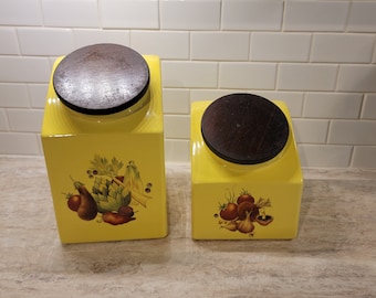 Lot de 2 bidons de cuisine jaune Hyalyn vintage avec couvercle en bois et motif végétal