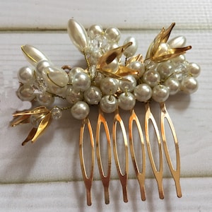 gold hair comb, small hair comb for wedding, pearl hair comb bride, pearl hair clip, gold and pearl wedding clip, bridesmaid hair clip