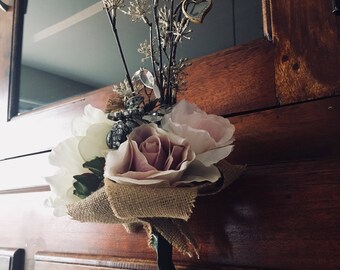 Bouquet vintage rose/ pivoine crème et broches / toile de jute.