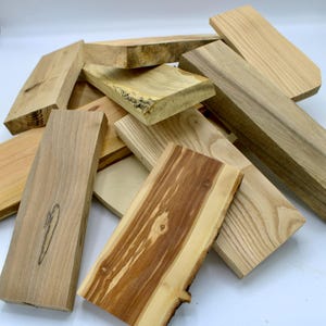 Set houten snijplanken voor het bereiden van gerechten, grote en kleine lepels, spatels, vorken, prikkers, enz.