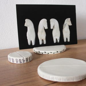 Set de tres portafotos artesanales de sobremesa. Para poner fotos, postales, tarjetas o notas. Arcilla de secado al aire.