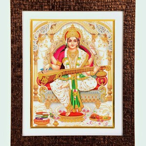Maa Saraswati gouden Zari werkfoto in koperkleur baksteenafwerking houten frame (12 x 14,50 inch)