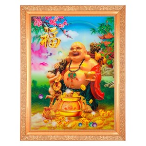 Può includere: Una stampa incorniciata di una figura di Buddha sorridente con il viso rotondo circondata da monete d'oro e un vaso d'oro. Il Buddha indossa una veste rossa e tiene una moneta d'oro in una mano. La stampa è su uno sfondo colorato con un albero di pesco in fiore e una pagoda.