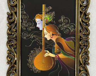 Impresión artística de Radha Krishna en oro con marco de madera tallada