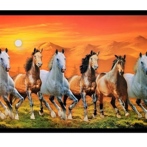 Schöne 7 Laufende Pferde mit Vastu Sonnenaufgang Gemälde Sparkle Print Wandaufkleber Poster Ohne Rahmen (20 x 40 Zoll) und (24 x 48 Zoll)