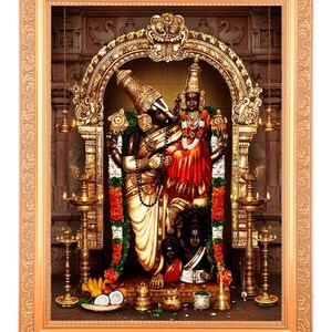 Może przedstawiać: Oprawione dzieło sztuki religijnej przedstawiające złotego boga z wysokim nakryciem głowy, ozdobionego biżuterią i trzymającego postać w czerwono-złotej szacie. Dzieło sztuki jest osadzone w ozdobnej, złotej ramie z elementami dekoracyjnymi i lampami.