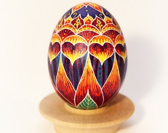 Huevo de gallina pysanka auténtico. Recuerdo ucraniano. Huevo pintado a mano con diseño floral. Estilo flor de loto. Regalo sincero. Decoración del hogar luminosa.