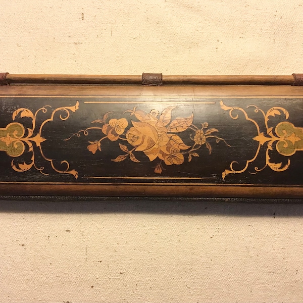 Porte-aiguilles Long Antique en Marqueterie de Motifs floraux et monogrammes incrustés