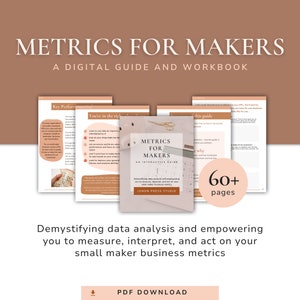 Può includere: Una guida digitale e un quaderno di lavoro intitolato "Metrics for Makers: Una guida interattiva" con uno sfondo pesca e un cerchio rosa con il testo "60+ pagine". La guida è progettata per aiutare le piccole imprese a comprendere e utilizzare l'analisi dei dati per migliorare la propria attività.