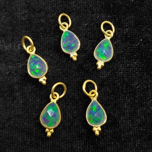 Druppelhanger opaal peer/kunstopaal vergulde bedel/fancy bezel hanger/opaal hanger voor ketting/designerhanger/Verkoopt per stuk