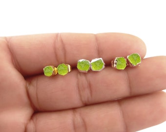 Piccoli orecchini elettroplaccati in cristallo grezzo con peridoto - Orecchini con pietra portafortuna di agosto - Orecchini in pietra grezza - Orecchino con cristallo grezzo