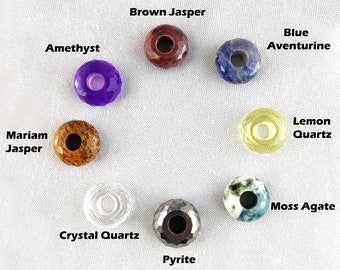 Peut inclure: Assortiment de dix perles de pierres précieuses en forme de beigne, comprenant de l'améthyste, du jaspe brun, de l'aventurine bleue, du quartz citron, du jaspe mariam, du quartz cristal, de la pyrite et de l'agate mousse.