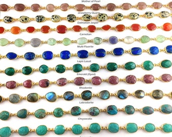 Può includere: Primo piano di dieci file di braccialetti di pietre preziose con maglie a catena dorate. Ogni fila presenta una pietra preziosa diversa, tra cui madreperla, quarzo fragola, diaspro dalmata, corallo, fluorite multicolore, lapislazzuli, smeraldo, rodonite, labradorite, crisocolla e amazonite.