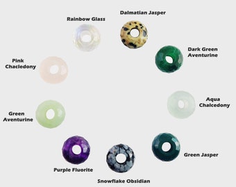 Peut inclure: Assortiment de 10 perles rondes en pierres précieuses de différentes couleurs et motifs, notamment rose, vert, violet, blanc et marron. Les perles sont disposées en cercle sur un fond blanc. Les noms de chaque perle sont indiqués ci-dessous.