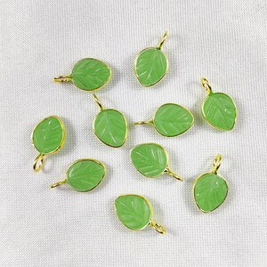 グリーンカルセドニーペンダント - カルセドニー彫刻リーフペンダント - 宝石リーフチャーム - 金メッキスターリングシルバーペンダント - 宝石チャーム