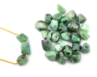 Ciondoli con perline forate al centro, 2 pezzi di smeraldo grezzo da 8-10 mm, foro da 2 mm – Ciondoli portafortuna di maggio