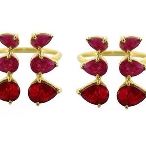 Peut inclure: Une paire de bagues en or, chacune avec trois pierres rouges en forme de goutte.