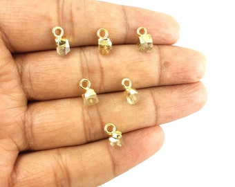 2 stuks Citrien Tiny Raw Gold Electroplated Charm - Ruwe stenen hanger - November Birthstone Charms