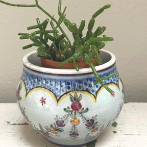 Hand-Painted Carvalhinho Pottery Pot: Blue & White Floral Decor
