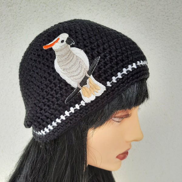 Beanie, schwarz-weiß, Baumwolle, ca. 53 - 56 cm Kopfumfang, Applikation weißer Papagei, handgenäht