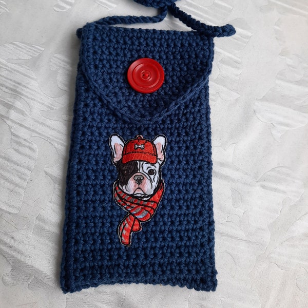 Dunkelblaues Handy-/Smartphonetäschchen, crossbody, Applikation franz. Bulldogge mit rotem Käppi und Schal, handgenäht