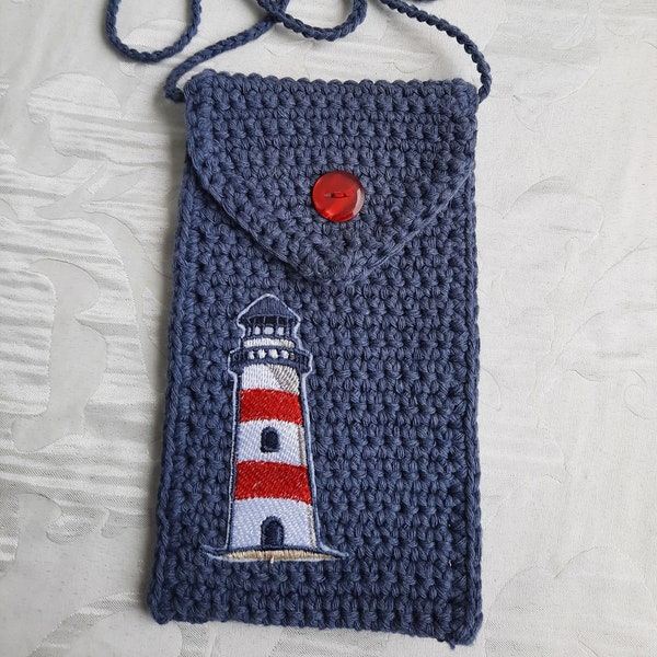 Maritimes Handy-/Smartphonetäschchen in Denimblau mit darauf handgenähtem Leuchtturm, crossover