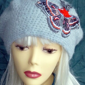 Beret, light grey-green with butterfly in blue-red-grey-rust, approx. 55 60 cm head circumference, hand-sewn, alpaca silk image 2