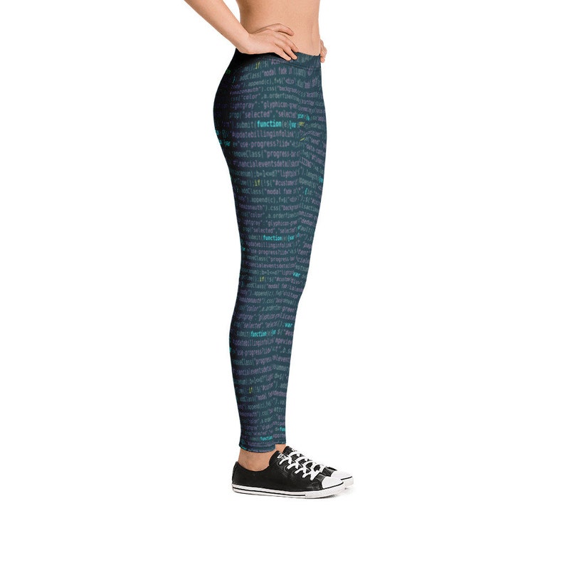 Peut inclure: Leggings noirs avec un motif de code bleu sarcelle et blanc sur un fond bleu fonc&eacute;.