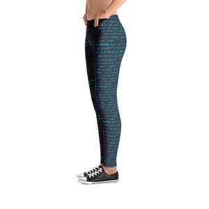Peut inclure: Leggings noirs avec un motif de code bleu et vert. Les leggings sont port&eacute;s par un mannequin qui porte des baskets noires.