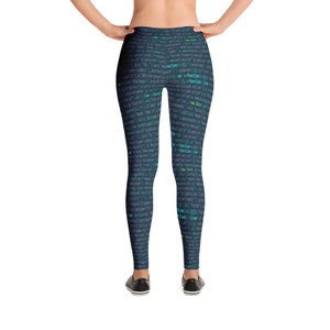 Peut inclure: Leggings noirs avec un motif de code bleu et vert.
